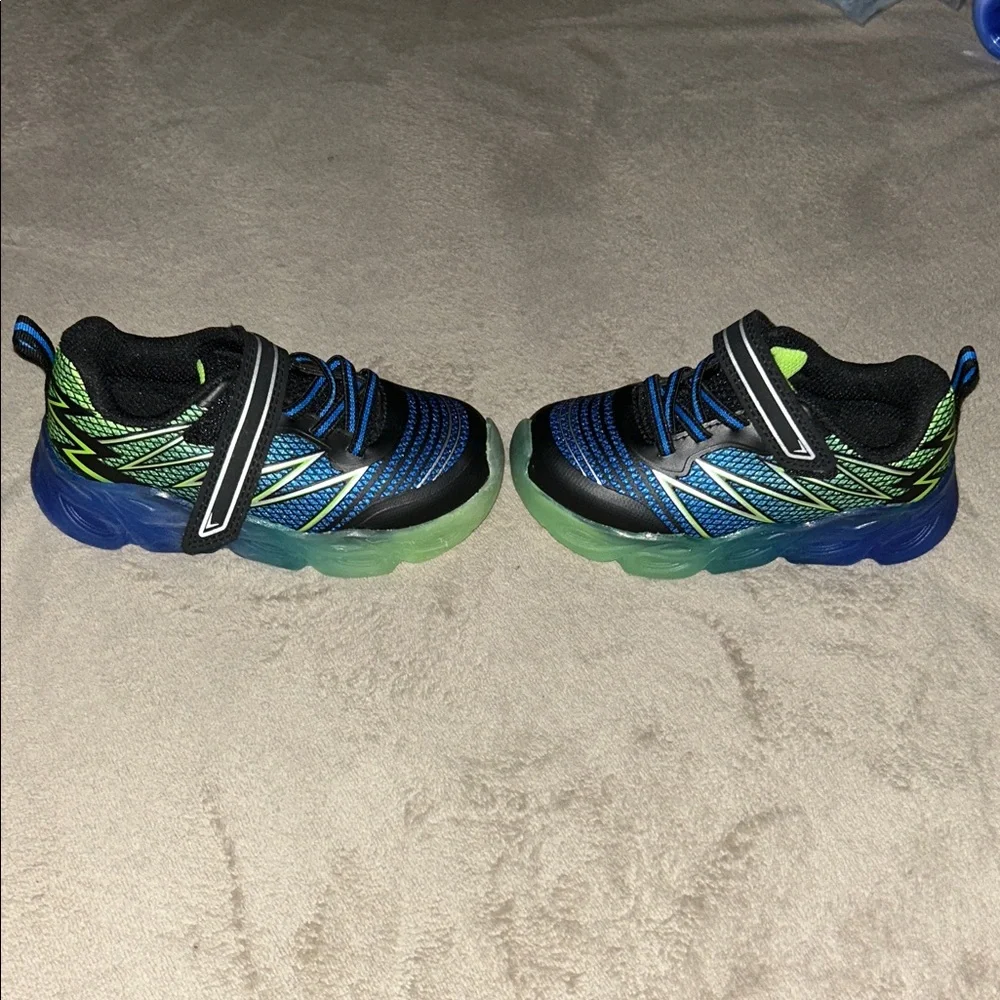 Athletic Works Light-Ups 💡 Kids Sneakers - Black, Blue, and Green Stripes - Picture 4 of 6